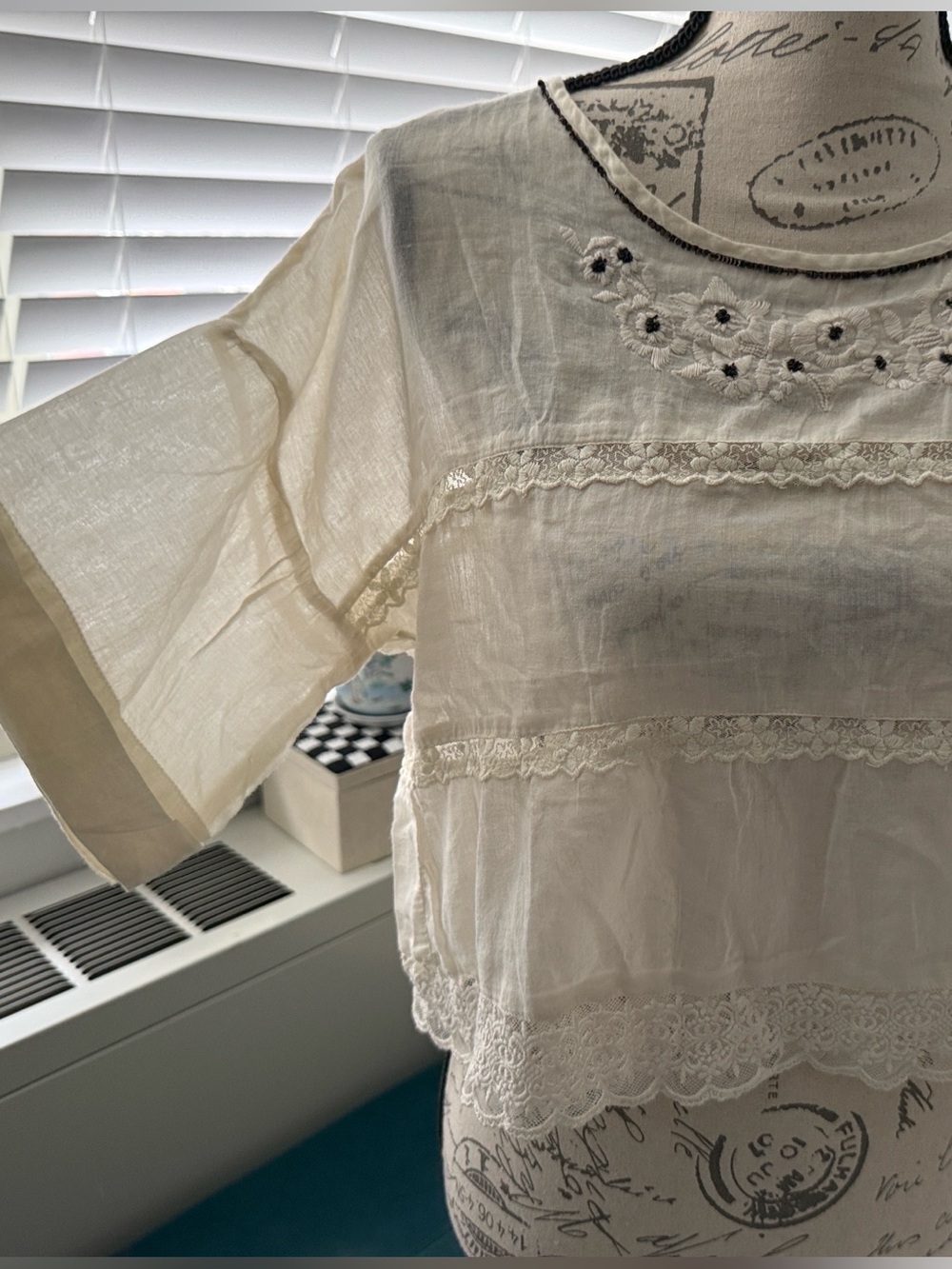 Kosiuko Cream Embroidered Crop Top
